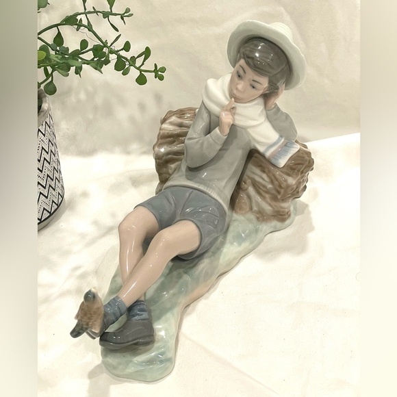 Lladró “Shepherd With Bird” Retired Porcelain Figurine. No BoxEUC
